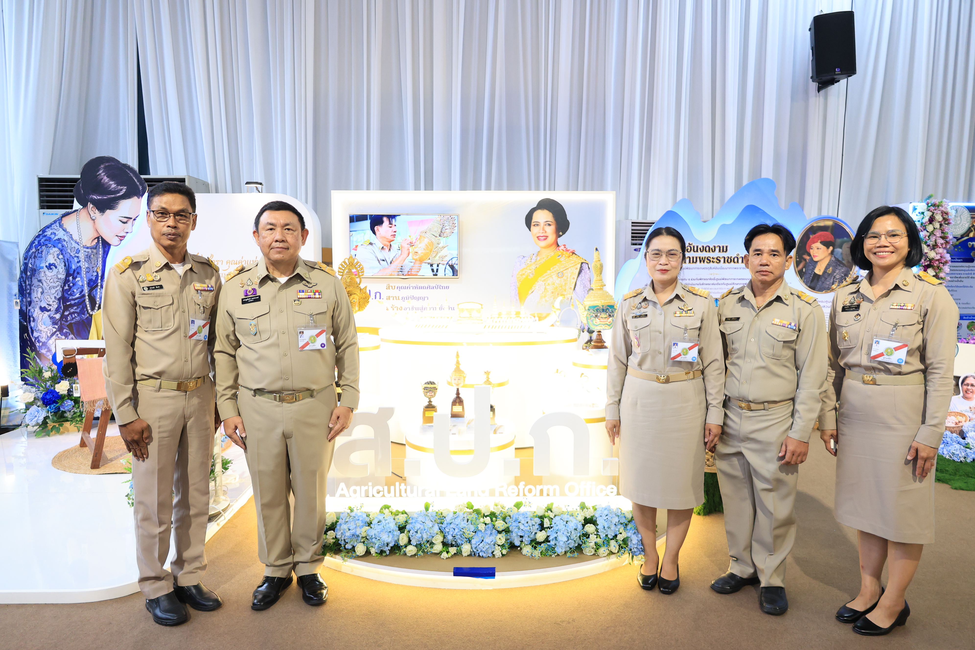 title - สำนักงานการปฏิรูปที่ดินเพื่อเกษตรกรรม ร่วมเฝ้าฯ รับเสด็จ สมเด็จพระกนิษฐาธิราชเจ้า กรมสมเด็จพระเทพรัตนราชสุดา ฯ สยามบรมราชกุมารี เสด็จพระราชดำเนินไปทรงเปิดงานเทิดพระเกียรติและน้อมรำลึก ในพระมหากรุณาธิคุณของสมเด็จพระนางเจ้าสิริกิติ์ พระบรมราชินีนาถ พระบรมราชชนนีพันปีหลวง “ภูษา ธัญญา ราชินี”